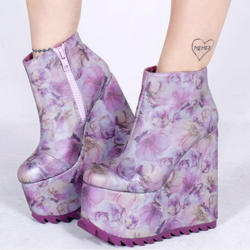 🌸Floral Lavender Reflective Platform Heel Boots🌸